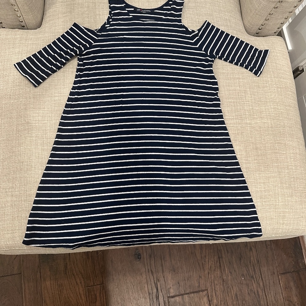 COLD SHOULDER NAVY AND WHITE STRIPED SHORT SLEEVE WOMEN'S TOP SZ SMALL